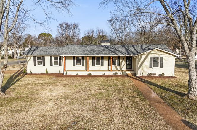 2242 Surrey Dr, Murfreesboro, TN