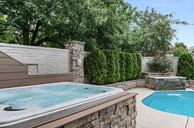 1 Warwick Ln, Nashville, TN