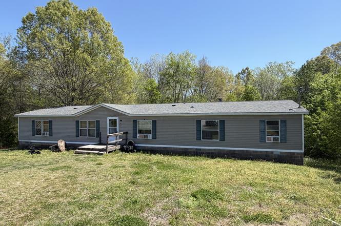 201 Lakeshore Dr, Oakfield, TN