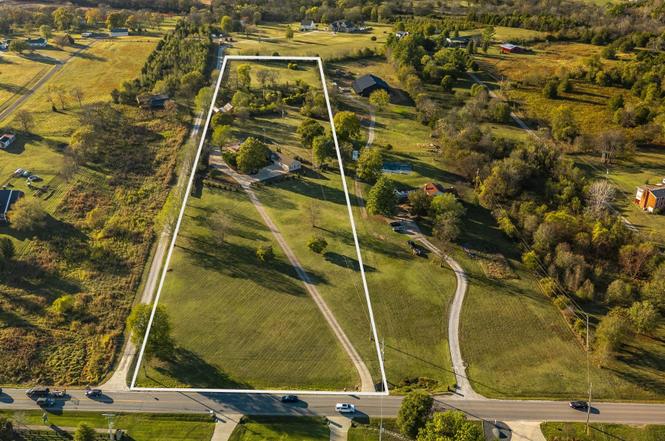 1745 Saundersville Rd, Hendersonville, TN