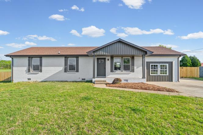 341 Cunningham Ln, Clarksville, TN