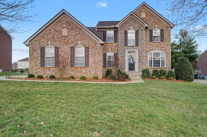 1023 Avery Trace Cir, Hendersonville, TN