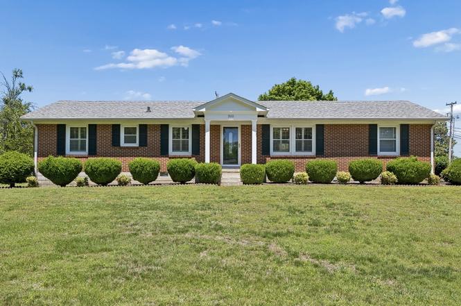 300 Woods Dr, Columbia, TN