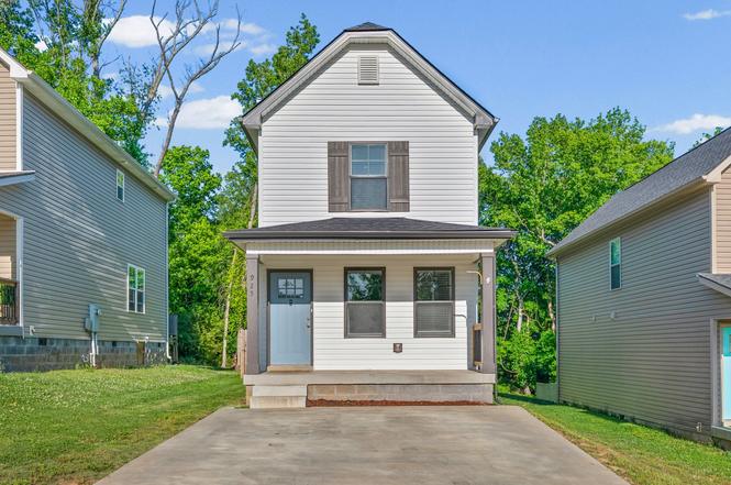 925 Oak Ln, Clarksville, TN