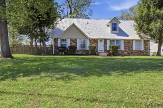 800 R S Bradley Blvd, Clarksville, TN