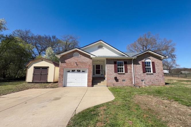 1690 Sparkleberry Dr, Clarksville, TN