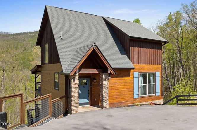 817 Pine Top Ln, Gatlinburg, TN