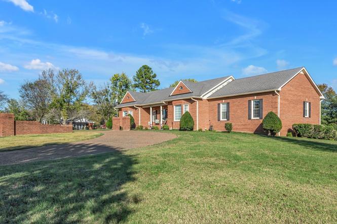 161 Graystone Dr, Gallatin, TN