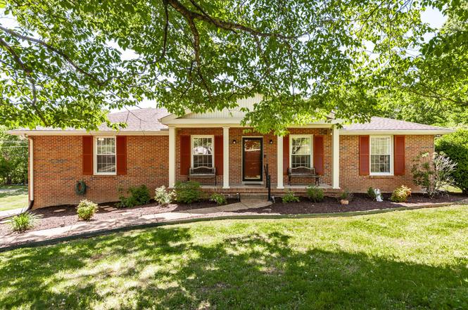 131 Honeysuckle Dr, Hendersonville, TN