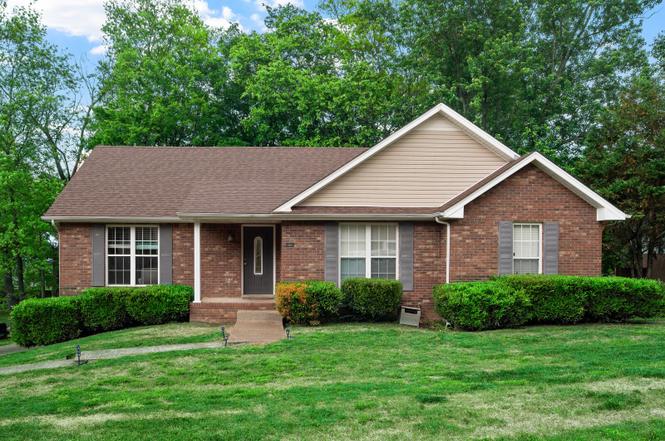 1691 Barrywood Cir E, Clarksville, TN