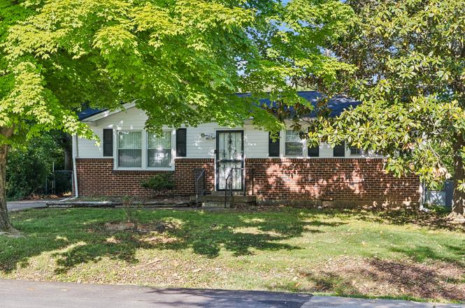810 Country Club Dr, Clarksville, TN