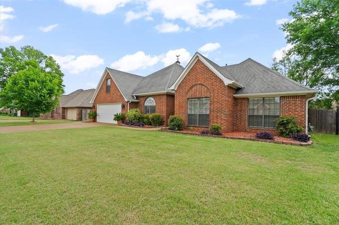 1320 Wolf Lair Dr, Collierville, TN