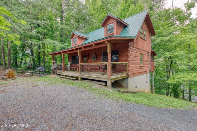 1136 E Foothills Dr, Gatlinburg, TN