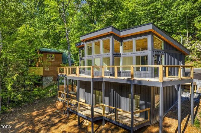 2257 Beach Front Dr, Sevierville, TN