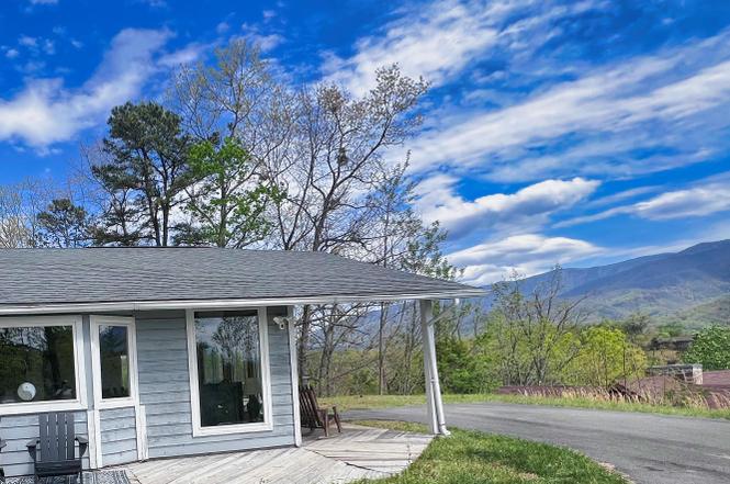 1030 Fox Tail Trl, Gatlinburg, TN