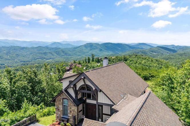 3301 Summit Trails Dr, Sevierville, TN