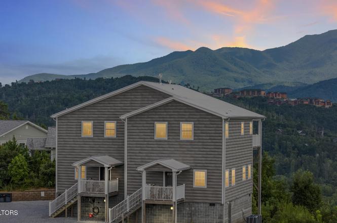 1156 Hemlock Dr, Gatlinburg, TN