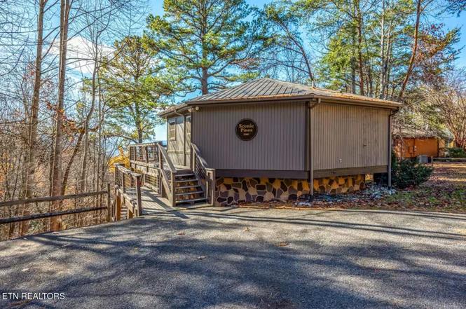 1068 E Foothills Dr, Gatlinburg, TN