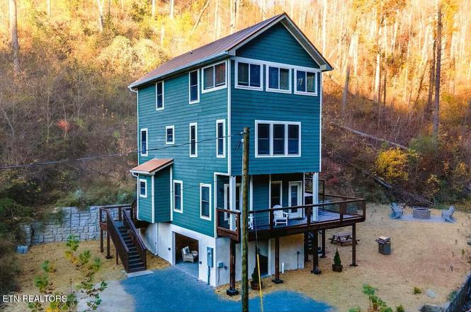 569 Baskins Creek Rd, Gatlinburg, TN