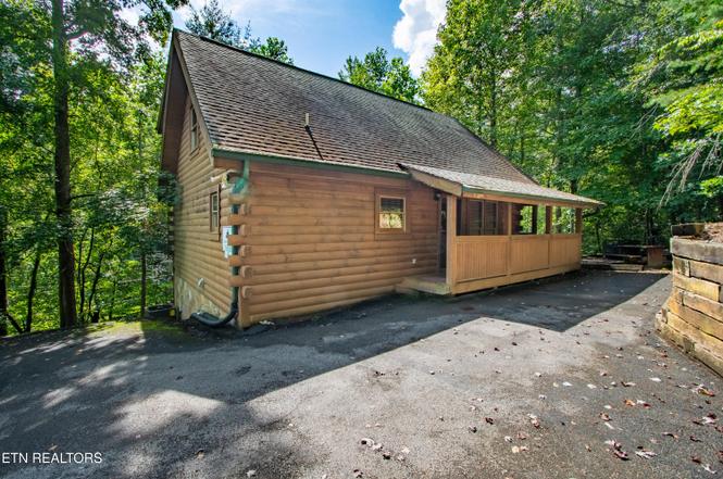 905 Valley Dr, Gatlinburg, TN