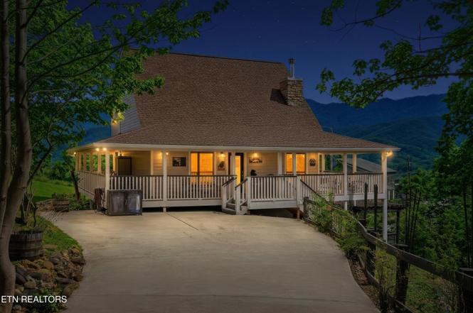 860 Pine Top Ln, Gatlinburg, TN