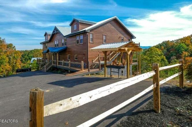 1481 Sleepy Valley Ln, Pigeon Forge, TN