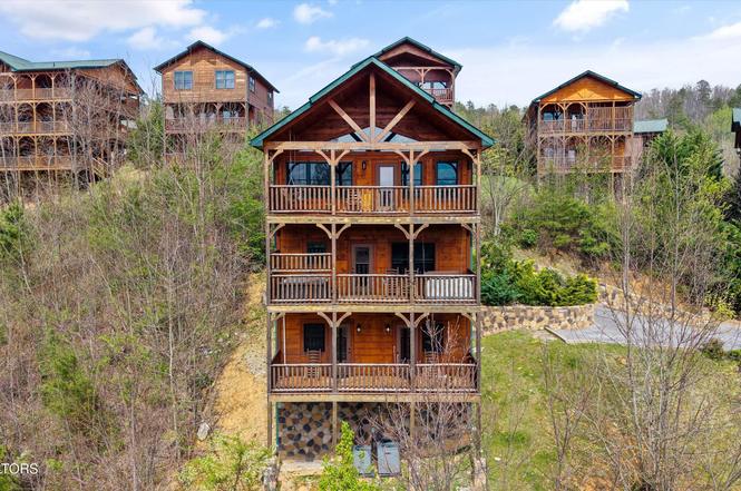 655 Gatlinburg Falls Way, Gatlinburg, TN