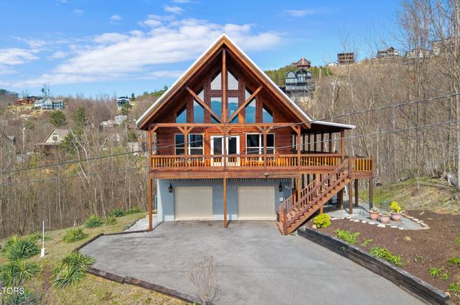 920 W Cedar Ln, Gatlinburg, TN