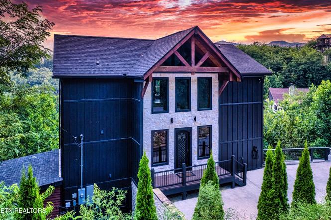 887 Sourwood Dr, Gatlinburg, TN