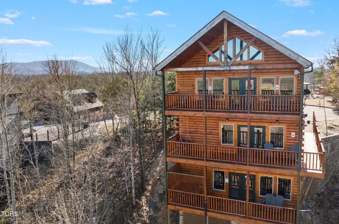 1120 N Trail Dr, Sevierville, TN