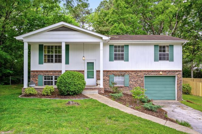 8326 Middle Rd, Ooltewah, TN