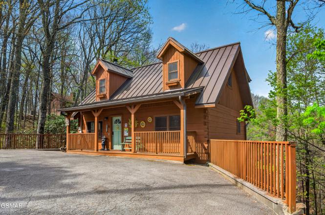 2307 Smoky Mountain Ct, Gatlinburg, TN