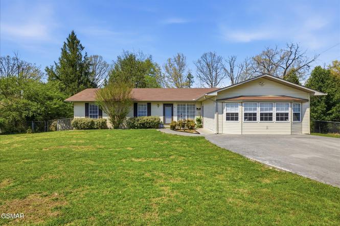 1121 Smokyview Dr, Sevierville, TN