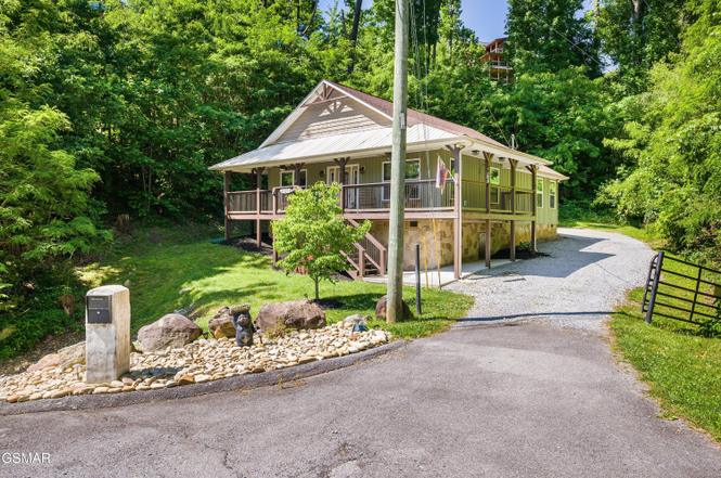 805 N Woodland Dr, Gatlinburg, TN